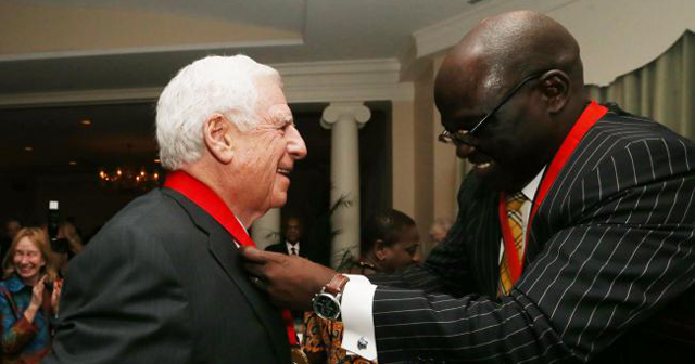 Sen. John Danforth receives the Churchill Medal for Leadership.