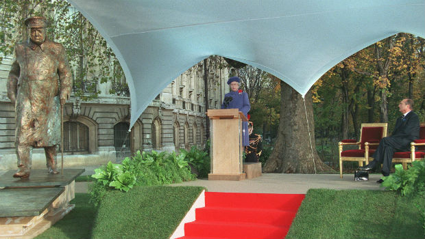 Queen Elizabeth II dedicates a statue of Churchill in Paris with French President Jacques Chirac, 11 November 1998 - Churchill and Queen Elizabeth II